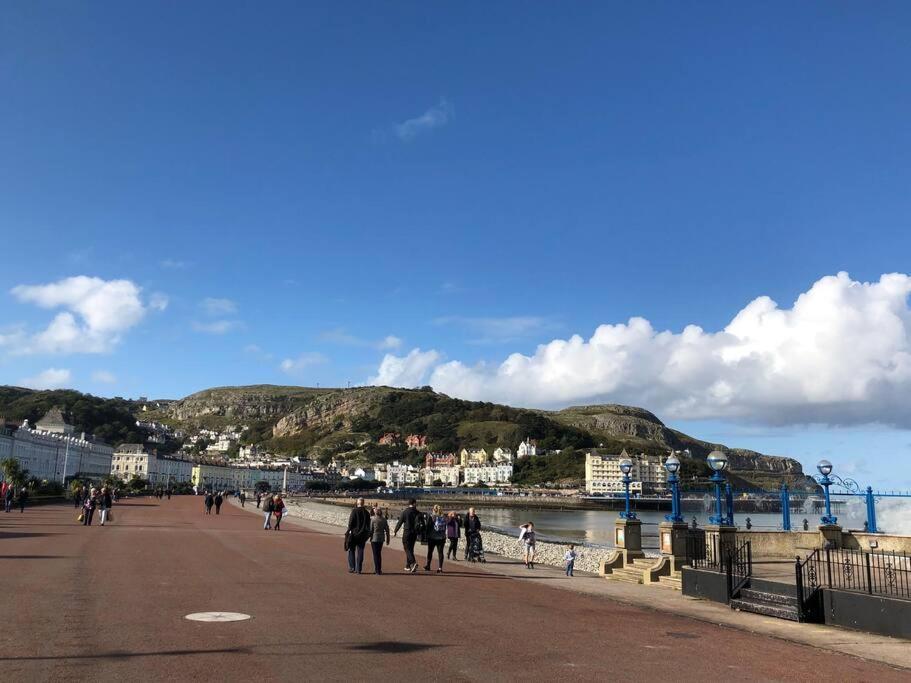 Private Parking, Central Llandudno, King Bed With Ensuite At Clement Lodge Exteriör bild